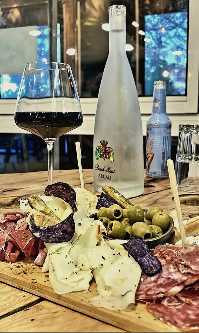 Verre de vin rouge et planche d'antipasti
