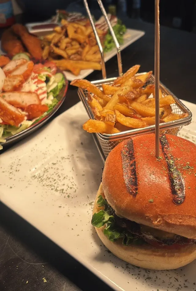 Burger Black Angus et panier de frites maison