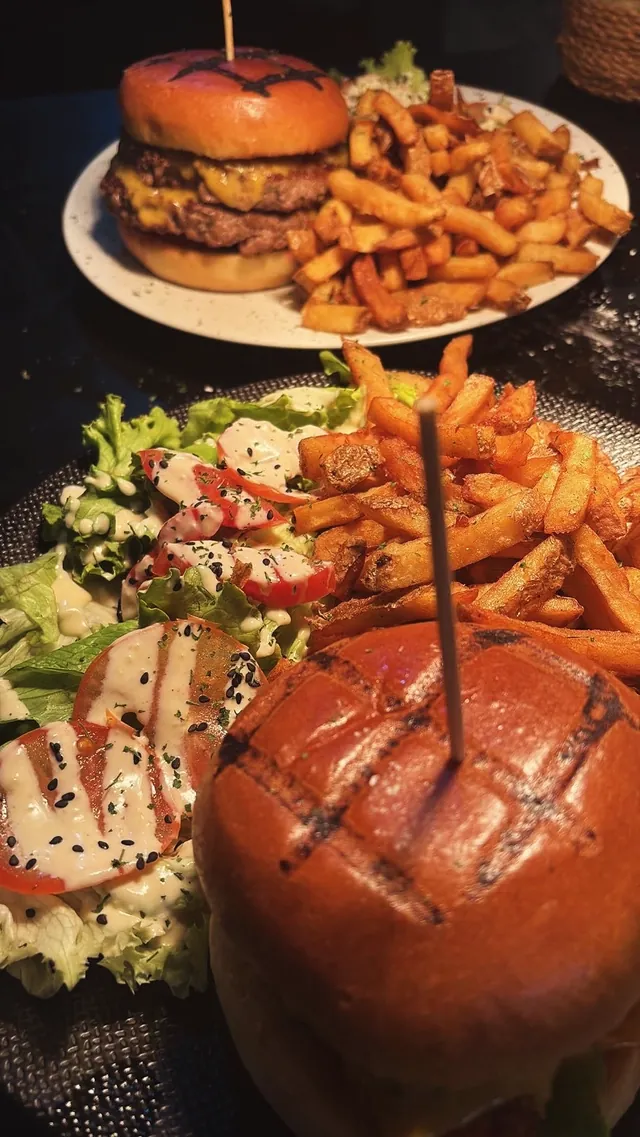 Burgers et frites maison servis le soir, lumière tamisée