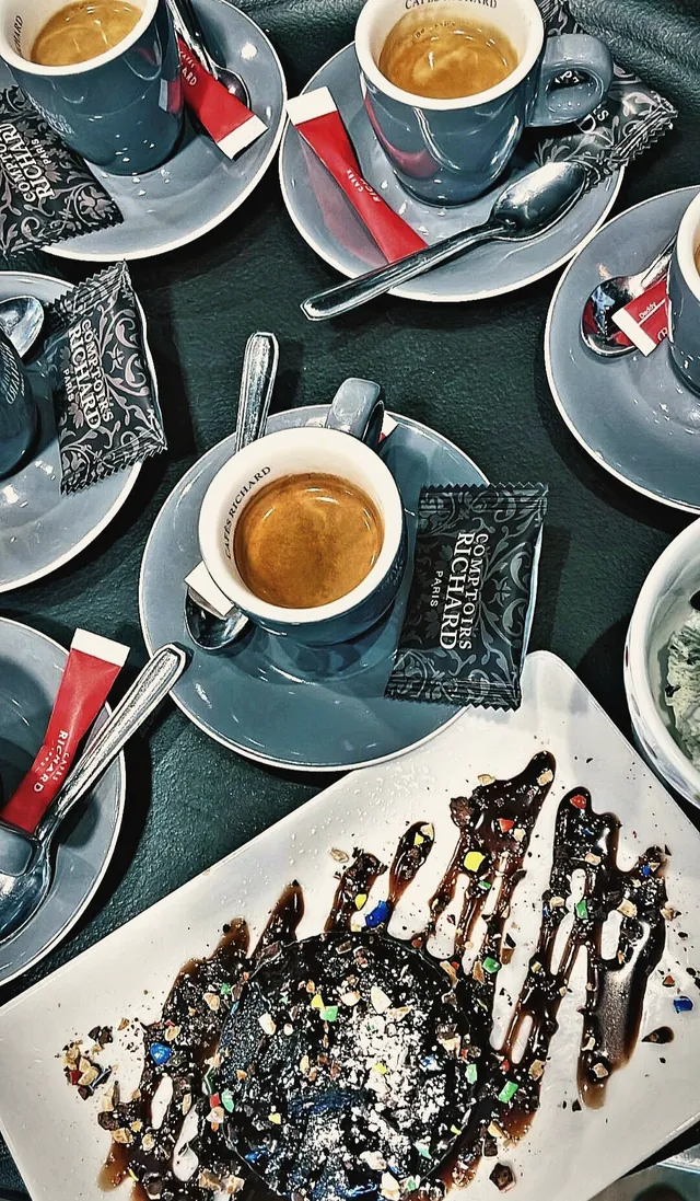 Cafés et moelleux au chocolat en fin de repas