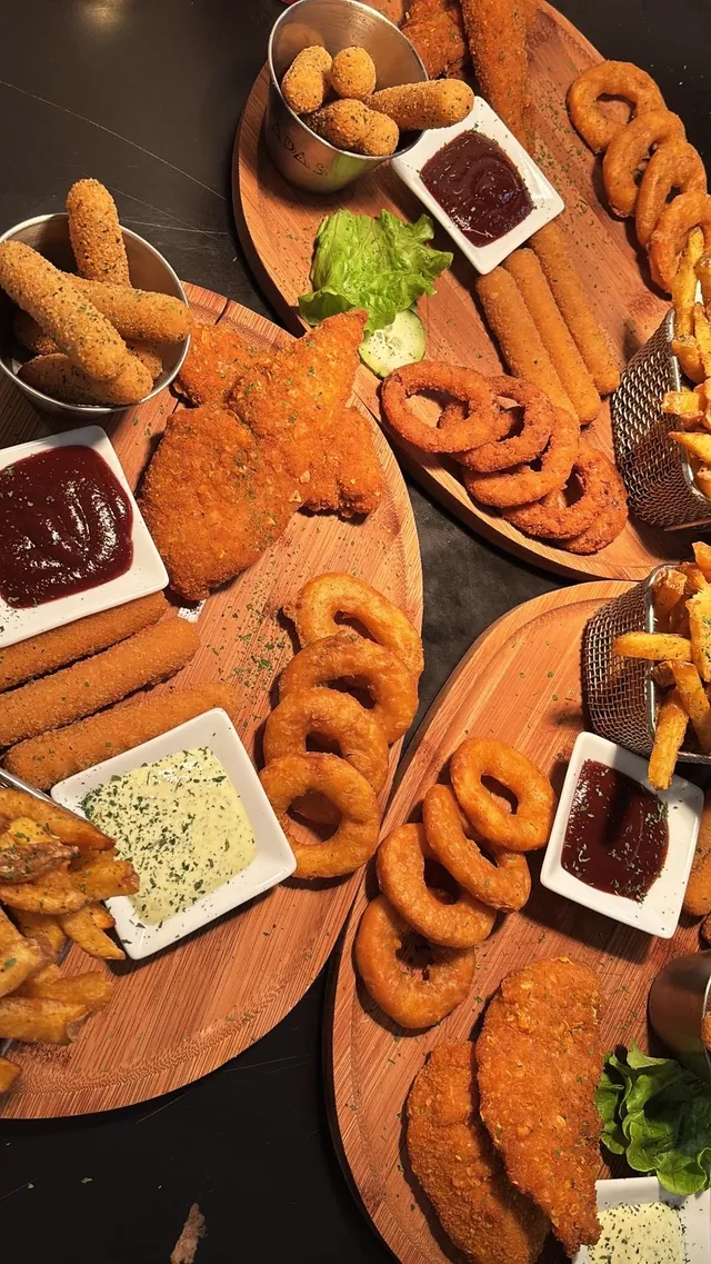 Planches à partager : tenders, onion rings, mozzarella sticks